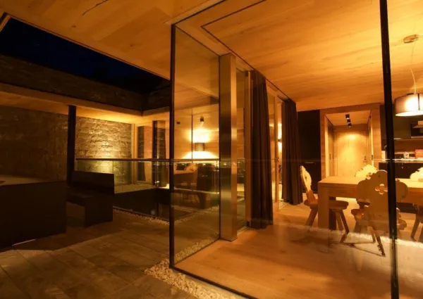 Beleuchtete Terrasse und angrenzender Essbereich am Abend
